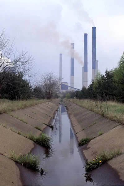 Canal de aguas residuales de la fábrica industrial —  Fotos de Stock