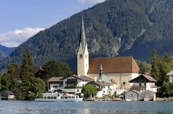 Bavyera'da Tegernsee Gölü'nde motorgemisi, Almanya — Stok fotoğraf