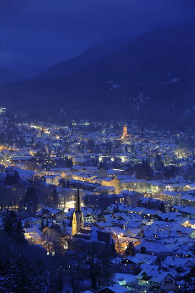 在寒冷的冬夜，照亮城市加米施-帕滕基兴 — 图库照片