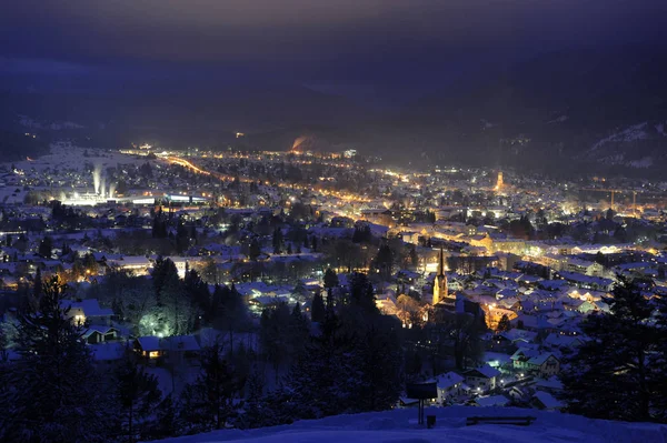 Oświetlone miasto Garmisch-Partenkirchen w zimnej nocy zimą — Zdjęcie stockowe