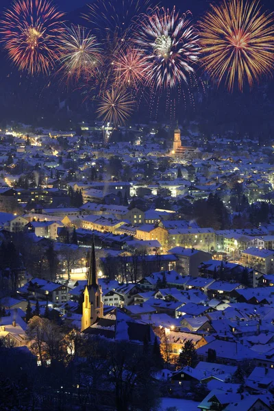 Kivilágított város Garmisch-Partenkirchen hideg téli éjszakán — Stock Fotó