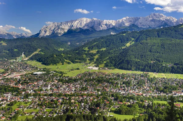 Cidade Garmisch-Partenkirchen na Baviera no dia ensolarado — Fotografia de Stock