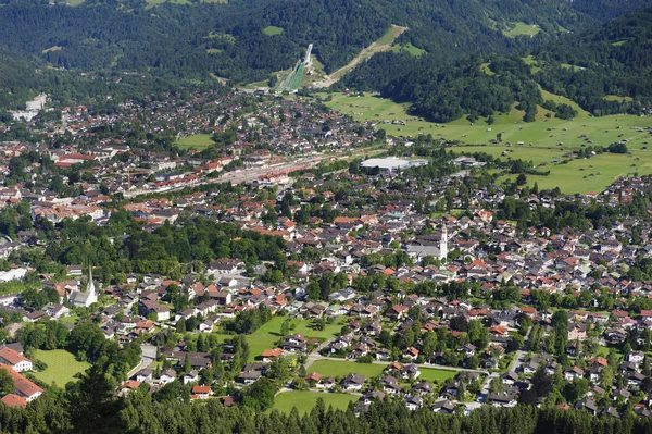 Stadt Garmisch-Partenkirchen in Bayern bei sonnigem Tag — Stockfoto