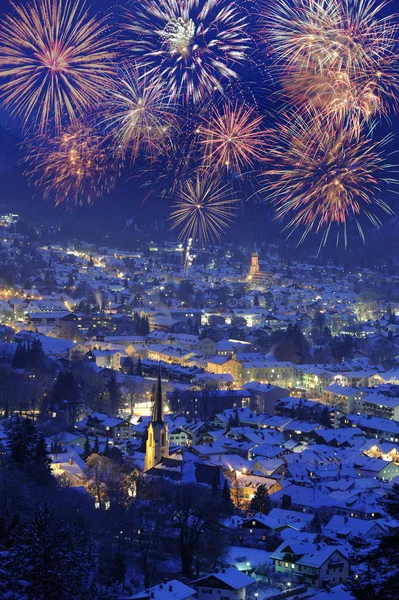 Illuminierte Stadt Garmisch-Partenkirchen in kalter Winternacht — Stockfoto