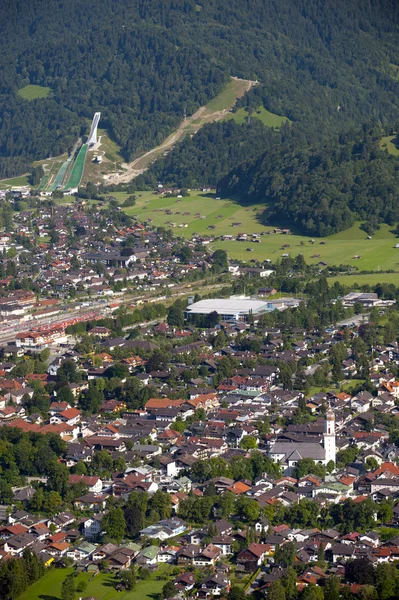 Miasto Garmisch-Partenkirchen w Bawarii w słoneczny dzień — Zdjęcie stockowe
