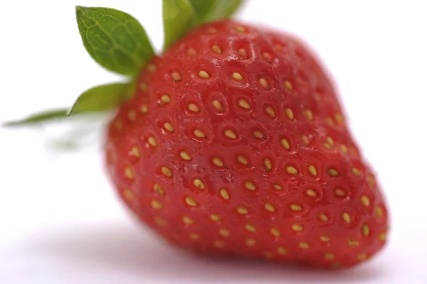 白い背景の上に隔離された甘いイチゴの果実 — ストック写真