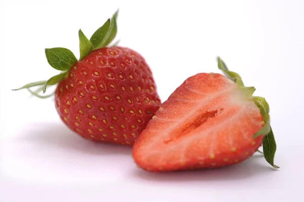 白い背景の上に隔離された甘いイチゴの果実 — ストック写真