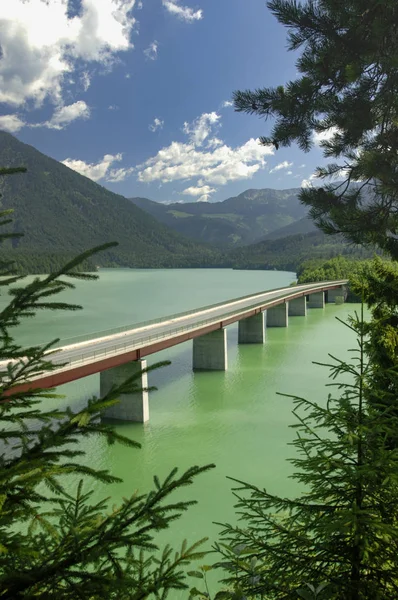 Brug over het Sylvenstein-meer in Beieren — Stockfoto