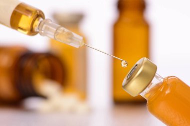  Şırınga ve serum ile tıbbi aşı