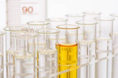  kimyasal laboratuvarda bilimsel deney