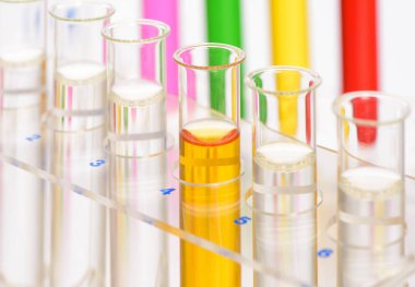  kimyasal laboratuvarda bilimsel deney