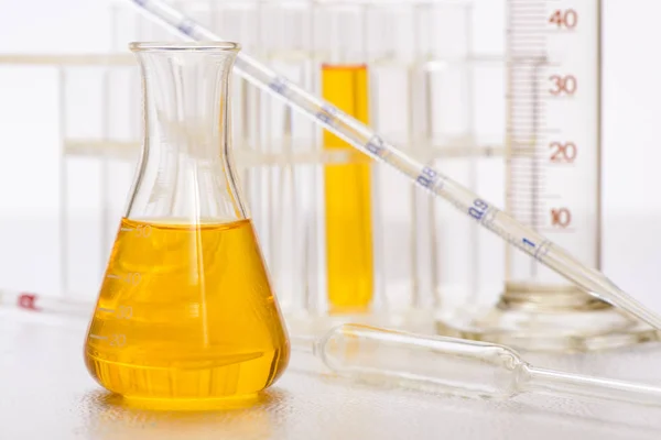 Scientific experiment in chemical laboratory — Stock Photo, Image