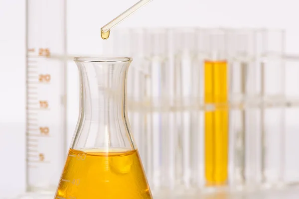 Scientific experiment in chemical laboratory — Stock Photo, Image