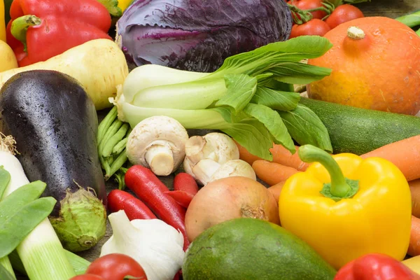 Friss zöldségfélék elrendezése — Stock Fotó