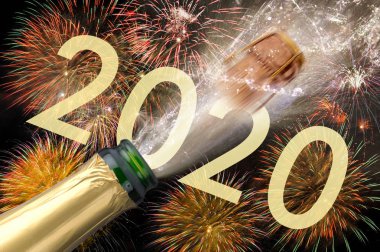  Mutlu yeni yıl 2020 fişek ve şampanya sıçrama şişesi ile
