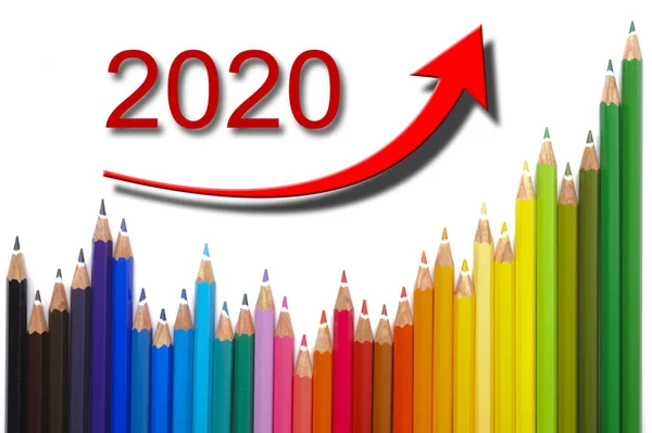 带堆叠铅笔的图表显示 2020 年的成功 — 图库照片