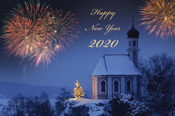 З Новим 2020 роком з феєрверком на небі та романтичною каплицею — стокове фото