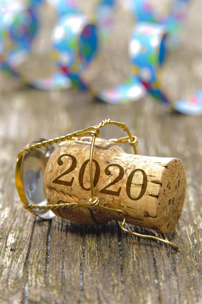 Feliz ano novo 2020 com cortiça de champanhe — Fotografia de Stock