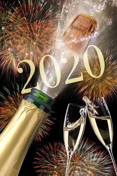 Felice anno nuovo 2020 con fuochi d'artificio e spruzzi di bottiglia di champagne — Foto Stock