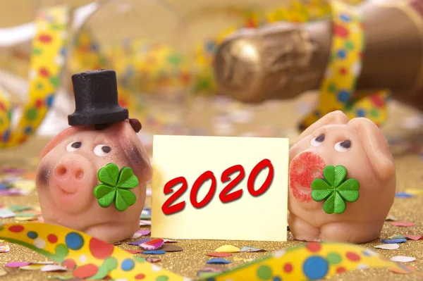 Feliz ano novo 2020 com doce amuleto da sorte — Fotografia de Stock