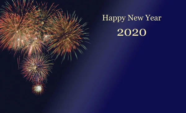 Mutlu yeni yıl 2020 gökyüzünde havai fişek ile — Stok fotoğraf