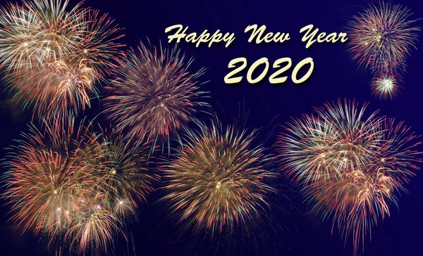 Gelukkig Nieuwjaar 2020 met vuurwerk op Sky — Stockfoto