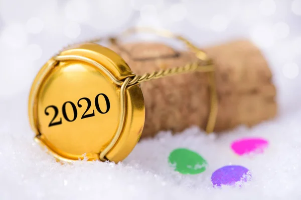 Feliz ano novo 2020 com rolha de cortiça de champanhe garrafa — Fotografia de Stock