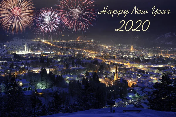 新年快乐 2020 与烟火在城市加米施-帕滕基兴 — 图库照片