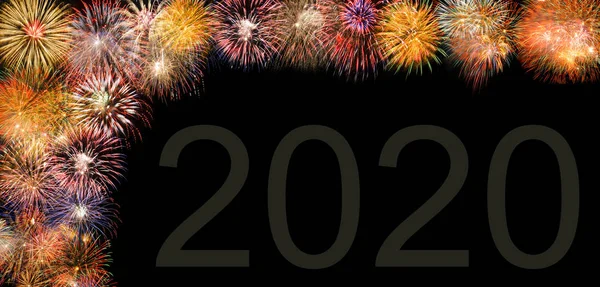 Feliz ano novo 2020 com fogo de artifício no céu — Fotografia de Stock