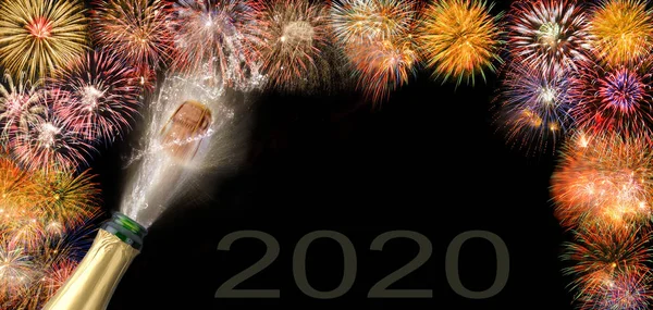 Bonne année 2020 avec feu d'artifice et éclaboussures bouteille de champagne — Photo