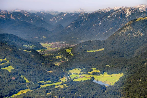 Vista Aérea Para Montanha Zugspitze Cidade Garmisch Partenkirchen Baviera Alemanha — Fotografia de Stock