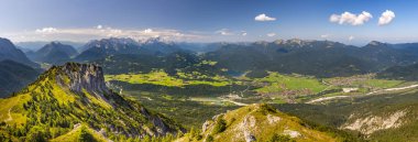 Dağ Zugspitze ve şehir Garmisch-Partenkirchen Bavyera, Almanya havadan görünümü