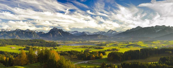 Panorama landskap med bergskedjan och äng — Stockfoto