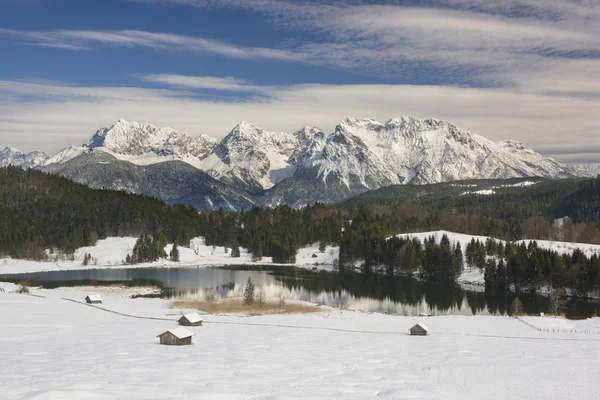 Kışın dağ sırası ve göl ile panoramik manzara — Stok fotoğraf