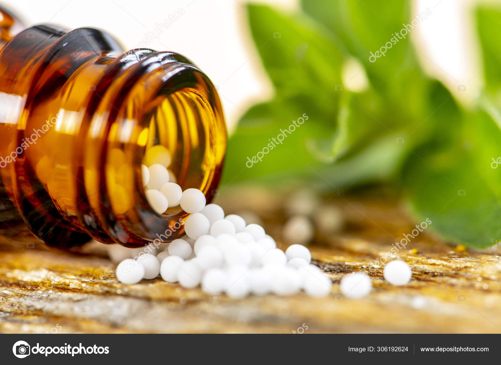 Medicina alternativa con homeopatía y píldoras herbales — Foto de stock  #306192624 © filmfoto, image size:1600x1168