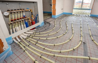  Yeni ev inşaatında yer altı ısıtması.