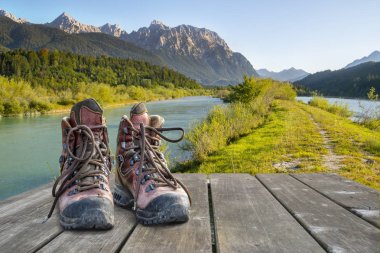 yürüyüş ayakkabıları ile Karwendel dağlarında panoramik manzara