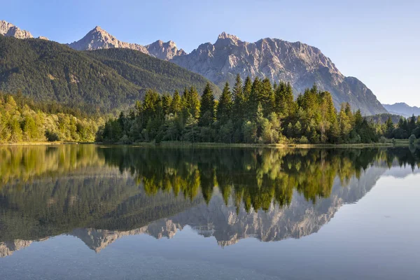 Paesaggio Panoramico Karwendel Montagne Con Riflesso Nel Fiume Isar — Foto Stock