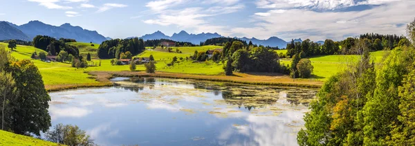 Göl Dağlarla Panoramik Manzara — Stok fotoğraf