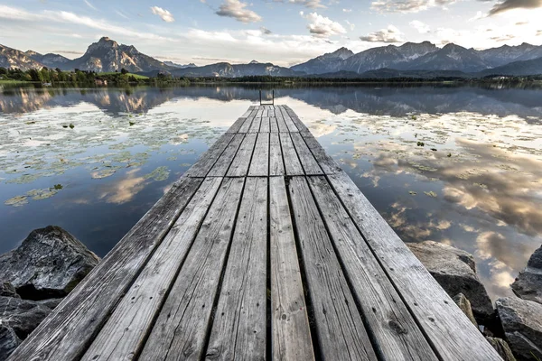 Dřevěné Přístaviště Jezera Blízkosti Pohoří — Stock fotografie