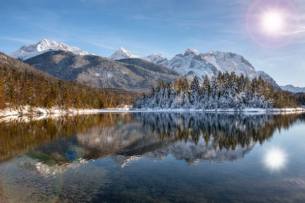 Paesaggio Panoramico Inverno Con Catena Montuosa Sole Sul Cielo — Foto Stock