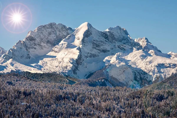 Paesaggio Panoramico Inverno Con Catena Montuosa Sole Sul Cielo — Foto Stock
