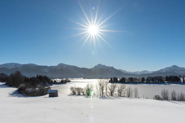 冬季的全景山景与天空中的太阳 — 图库照片