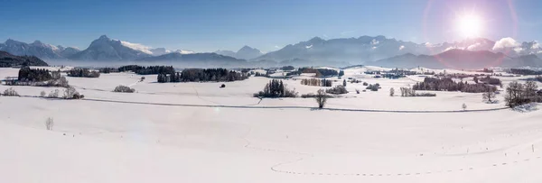 Panoramisch Landschap Winter Wirh Bergketen Zon Aan Hemel — Stockfoto