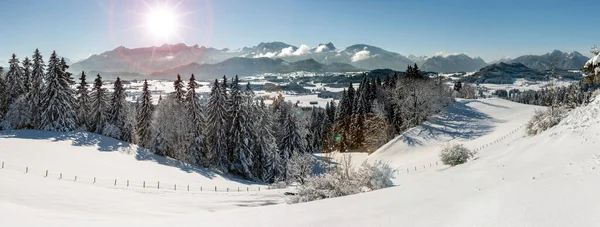 Kışın Panoramik Manzara Wirh Dağ Sırası Gökyüzünde Güneş — Stok fotoğraf