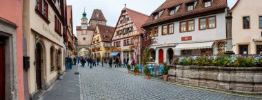  Ortaçağ 'ın eski Rothenburg kasabasının panoramik manzarası. Tarihi yarı ahşap evlerdeki güzel dükkanlar..