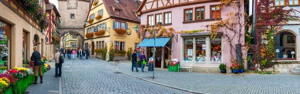 Panorámás Kilátás Nyílik Középkori Óvárosra Rothenburgra Gyönyörű Üzletekkel Történelmi Fás — Stock Fotó
