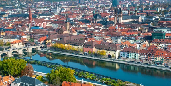 中世の旧市街へのパノラマビューヴェルツブルク川でメインバイエルン州 ドイツ — ストック写真