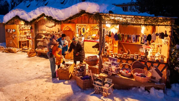 Mercado Navidad Nevado Con Tiendas Iluminadas Chozas Madera Con Regalos —  Fotos de Stock