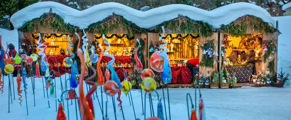 Karlı Noel Pazarı Yanan Dükkanlar Ahşap Kulübelerde Hediyeler Yapımı Dekorasyonlar — Stok fotoğraf